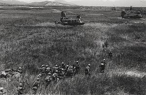 Вертолеты Sea Knight и военнослужащие 1-й морской пехоты, 1969 г. (20116965914) (обрезано) .jpg