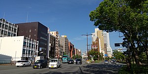 昭和通り（左）と明治通り（右）、荒戸交差点の東側