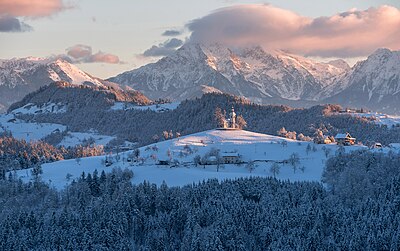 Slika:St. Thomas church on a winter morning.jpg