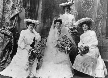 English: Bride and bridesmaids, 1900-1910 A st...