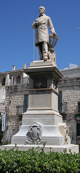 Fasciculus:Statue de Mazzini à Molfetta.jpg