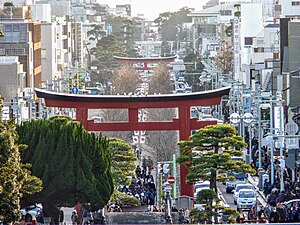 鶴岡八幡宮前の参道 若宮大路。手前から三の鳥居、二ノ鳥居、一ノ鳥居。