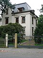 Villa mit Gartengrundstück und Einfriedung