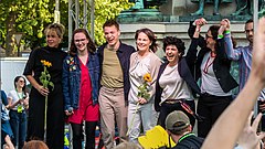 同盟90/緑の党のベリヴァン・アイマス、モナ・ノイバウアらと（2022年5月7日）