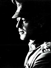 Portrait en noir et blanc d'un homme militaire. Vue de profil.