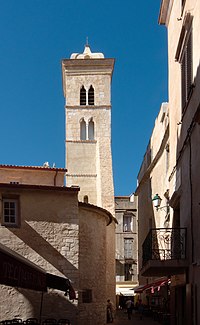 Vue du clocher et d'une partie de l'église depuis les étroites ruelles de la citadelle.