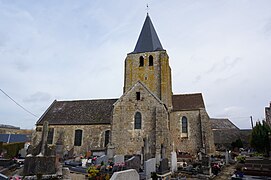 L'église entourée du cimetière.