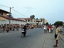 Élèves a la sortie des cours de 19 h a Cotonou au Bénin