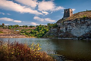 Вежа Жванецького замку та річка Жванчик