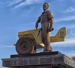 פסל "יגאל אלון", כיכר יגאל אלון