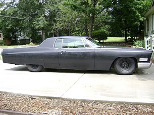 1967 Cadillac Coupe Deville, несмотря на «убитый» внешний вид хорошо видны наклонённые вперёд фары, форма боковин, подъём подоконной линии и широкая задняя стойка