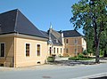 Herrenhaus (Neues Schloss), zwei Wirtschaftsgebäude und drei Scheunen (Einzeldenkmale zu ID-Nr. 09303083)