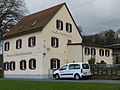 Einstiges Zollhaus, später Ausflugslokal, mit Eisabweiser und Hochwassermarken