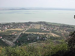Pohled na Badacsonytomaj z hory Badacsony (437 m)