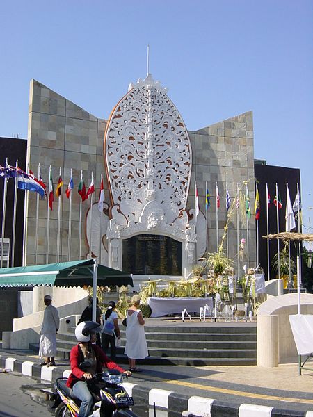 Íomhá:Bali kuta blast monument ag1.jpg