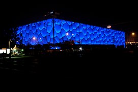 Centre national de natation de Pékin en nocturne. PTW Architects, 2007. Paroi en ETFE[39]