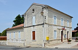 The town hall in Brie-sous-Chalais