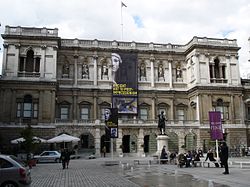 Академията се намира в Бърлингтън хаус на улица „Пикадили“ в Лондон
