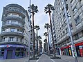 Rúa Xeneral Gutiérrez Mellado en Pontevedra co edificio de 1943 para Valentín Muiños á esquerda en primeiro plano