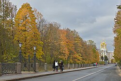 Вид на улицу и Екатерининский парк, вдали виден Большой Екатерининский дворец и Царскосельский лицей