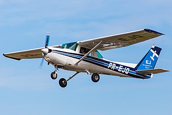 Cessna 152 PR-EJQ (8476096843).jpg