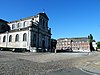 Site van la place du Chapitre, waaronder de collegiale, de fontein Sainte-Begge, de vierkanten, gazons en mediaan