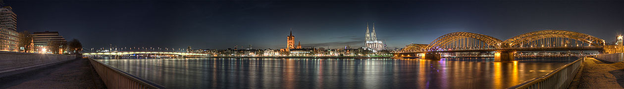 Quang cảnh phố cổ Köln, Nordrhein-Westfalen, Đức lúc hoàng hôn. Tầm nhìn từ Deutz, nội thị thành phố bên bờ kia sông Rhein.