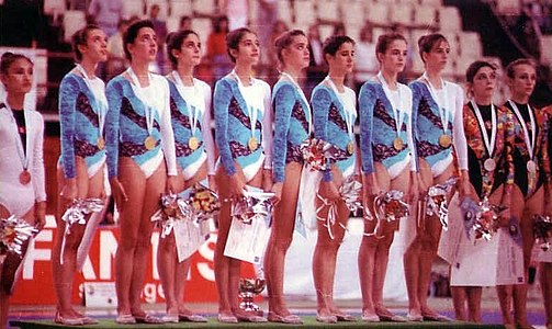Montse (quarta a l'esquerra) junt amb el conjunt amb l'or al Mundial d'Atenes