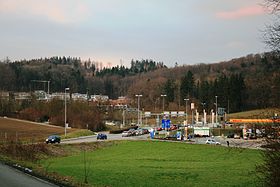 Autobahnausfahrt Baden-West, im Hintergrund das Segelhof-Quartier