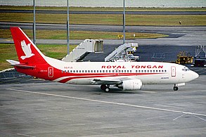 Тот же самолёт (DQ-FJD) с правой стороны — в ливрее Royal Tongan