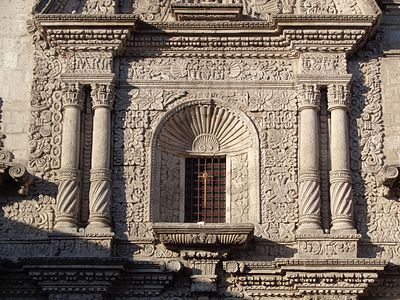 Detalle de la fachada lateral de la iglesia de la Compañía de Jesús en Arequipa Por Floresv. Licencia: CC-BY-SA-4.0