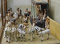 墓にあった木製模型、エジプト第11王朝時代。高官が自分の牛を数えている様子。