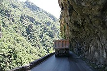 Poids lourd au milieu d'une étroite route de montagne.