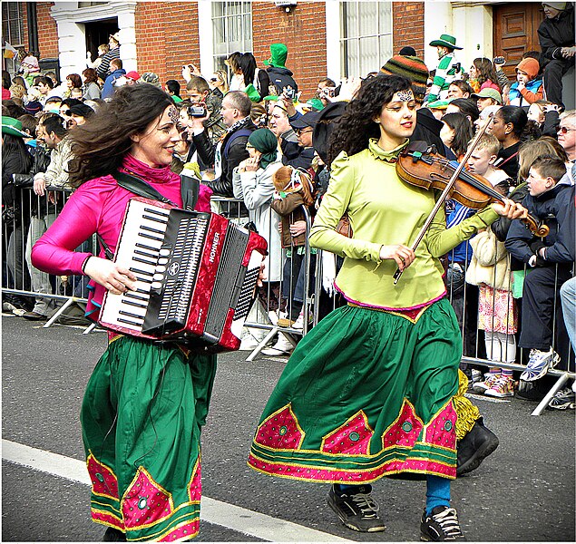 File:Happy Saint Patrick's Day 2010, Dublin, Ireland, Accordion Violin.jpg