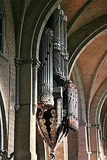 Hirundonesta orgeno en la katedralo de Trier.