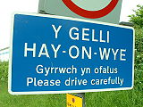 Arwydd dwyieithog yn y Gelli Gandryll, Cymru.