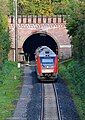 Höchst i.Odw. - Hetschbach / Eingang zum Frau Nauses-Eisenbahntunnel mit einem Triebwagen der Odenwaldbahn