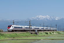 立山連峰を背景に走行する特急「はくたか」 （2009年5月18日 東富山駅 - 水橋駅間）