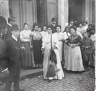 Un grupo de mujeres de clase trabajadora durante la huelga de las escobas. Buenos Aires, 1907.