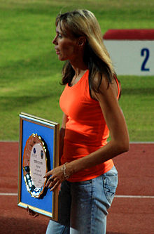 לנסקי אוחזת במגן הוקרה על תרומתה לאתלטיקה הקלה בישראל, אותו קיבלה במסגרת טקס חנוכת "אצטדיון האתלטיקה ראשון לציון", 29 ביולי 2013.