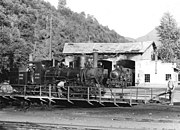 Zahnradbahnlokomotive 97-025 der JDŽ beim Wenden auf der Drehscheibe in Bradina. Im Rundschuppen ist eine Schnellzuglokomotive der Reihe 85 zu erkennen.