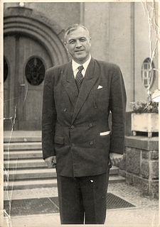 Jan Amos Pellar před Evangelickým kostelem v Hradci Králové (okolo roku 1950).