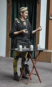 Johnny Fox en la rutina de tazas y pelotas en el Maryland Renaissence Festival en 2016.