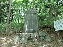 管健次郎略歴 明治28年5月6日、甲賀郡岩根村の水口藩士菅家に生まれる。膳所中学校、第五高等学校を経て大正10年東京帝国大学法科を卒業し、鉄道省に奉職した。学才に優れると共に講道館柔道七段を授けられる文武両道であった。 大正12年両国運輸事務所営業主任のとき関東大震災に遭い、寝食を忘れて食料と難民の輸送に献身し、その重責を全うし、翌13年に千葉運輸事務所長となると顕著な業績が認められ、在外研究員となり昭和3年米国に渡り自動車運輸の重要性に着眼し、2年有半の欧米視察の後、省営自動車開業の任に当たり、昭和5年、岡崎多治見間の開通を見た。その後、自動車課長になり、全国4,300kmの路線を建設した功績を認められ、満鉄交通監督官となった。その後華北交通会社の自動車局長となり、昭和19年に日本に戻ると、帝国薪炭統制会理事に就任し自動車燃料界にも献身した。 終戦後母国再建のため代議士に立候補することを決意するが、病に侵され昭和21年4月1日、52歳で永眠した。