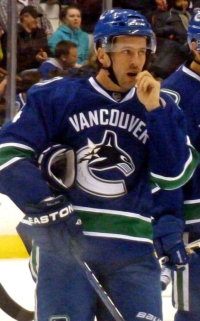 Photographie de Ballard avec le maillot bleu des Canucks