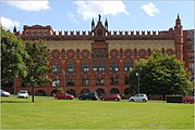 La fachada occidental del Templeton On The Greens, Glasgow, Escocia.