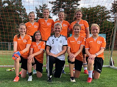 As part of the "PowerGirls go Wikipedia" project, ex-national player and European champion Petra Landers visits the Würzburg Dragons, the junior football club of the Würzburg sports club.