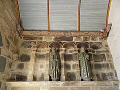 Le Tréhou : église paroissiale Sainte-Pitère, deux statues de la costale est du porche : saint Matthieu et le Christ