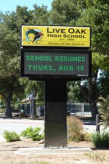 Электронная вывеска на Ист-Мейн-авеню перед школой Live Oak High School