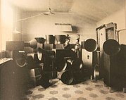לואיג'י רוסולו והעוזר שלו אוגו פיאטי באולפן שלהם במילאנו עם איטונארומורי (מכונות הרעשים) 1913